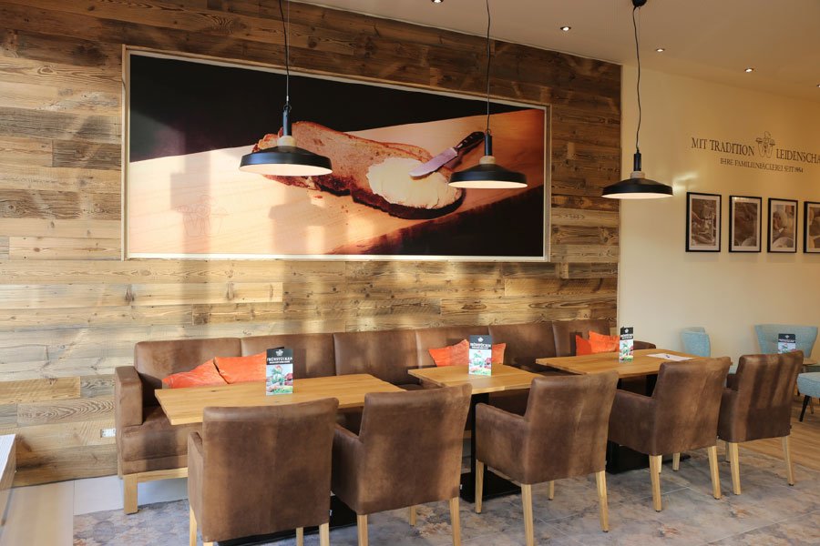 Blick in die Cafe-Ecke einer Filiale von Werner's Backstube